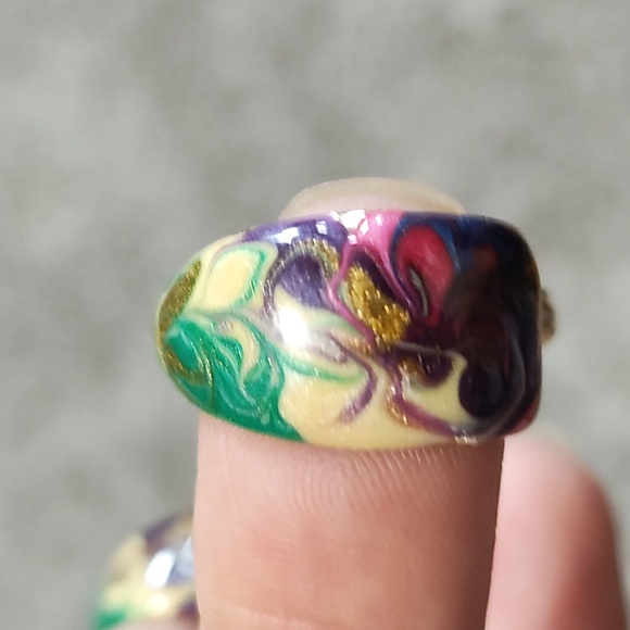 VINTAGE MULTICOLORED SWIRLED ENAMEL GOLD-TONE HALF HOOP LEVERBACK 1" EARRINGS - Picture 5 of 9